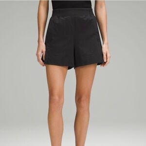 LULULEMON STRECH WOVEN RELAXED FIT HIGH RISE SHORT 4”